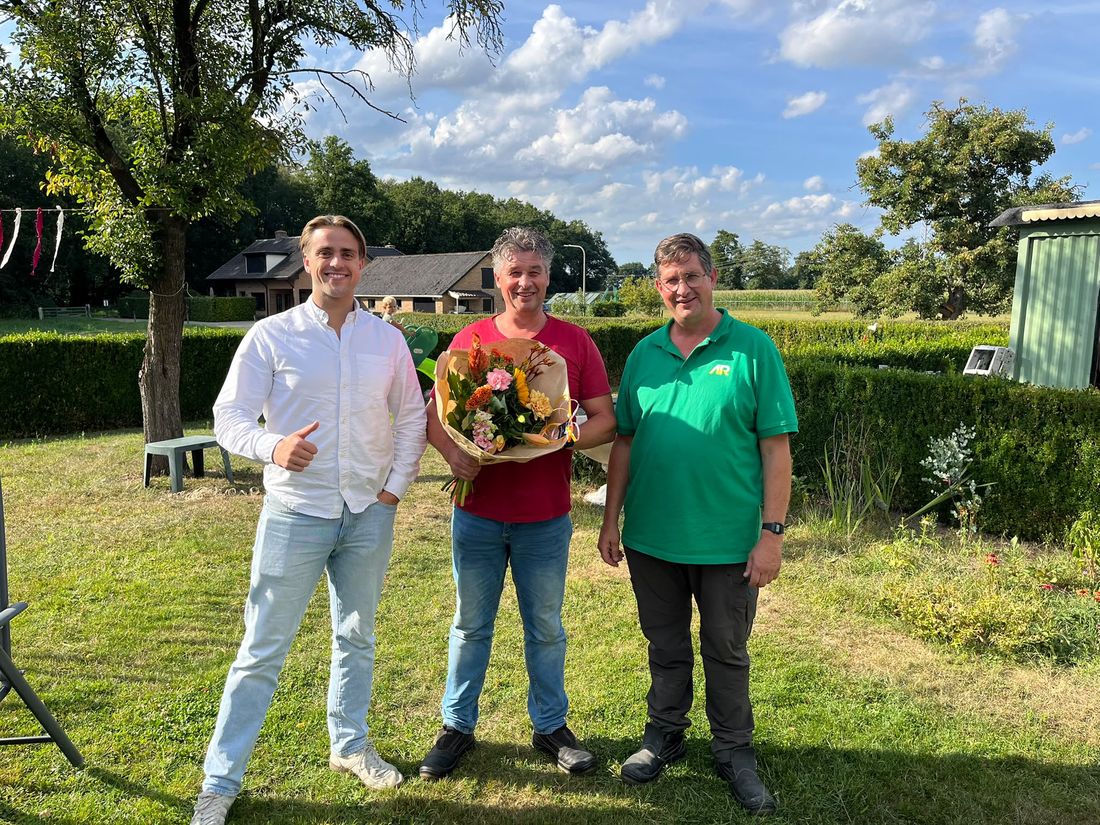 Tevreden klant met een boeket bloemen van Boerderijteruggave.nl