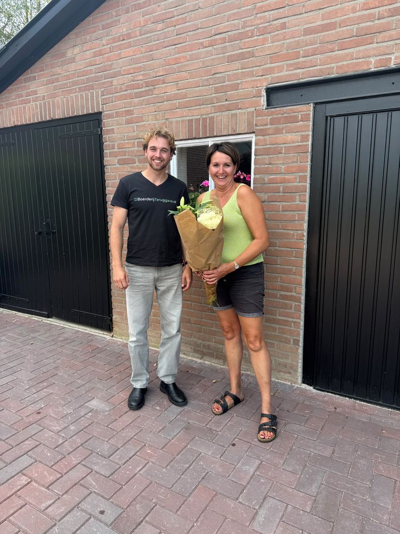 Klant ontvangt bloemen na een geregelde teruggave